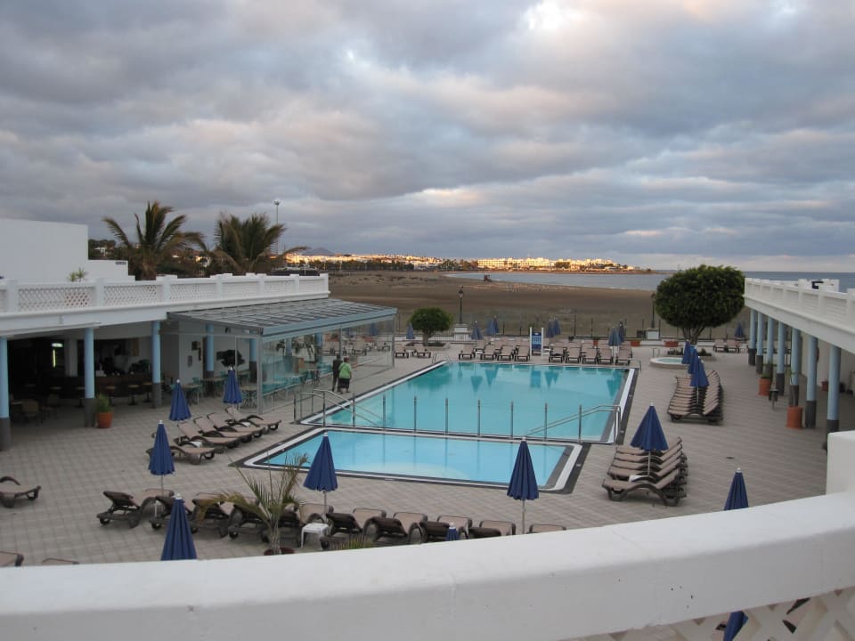 Terrasse, Pool und Strand Hotel Las Costas