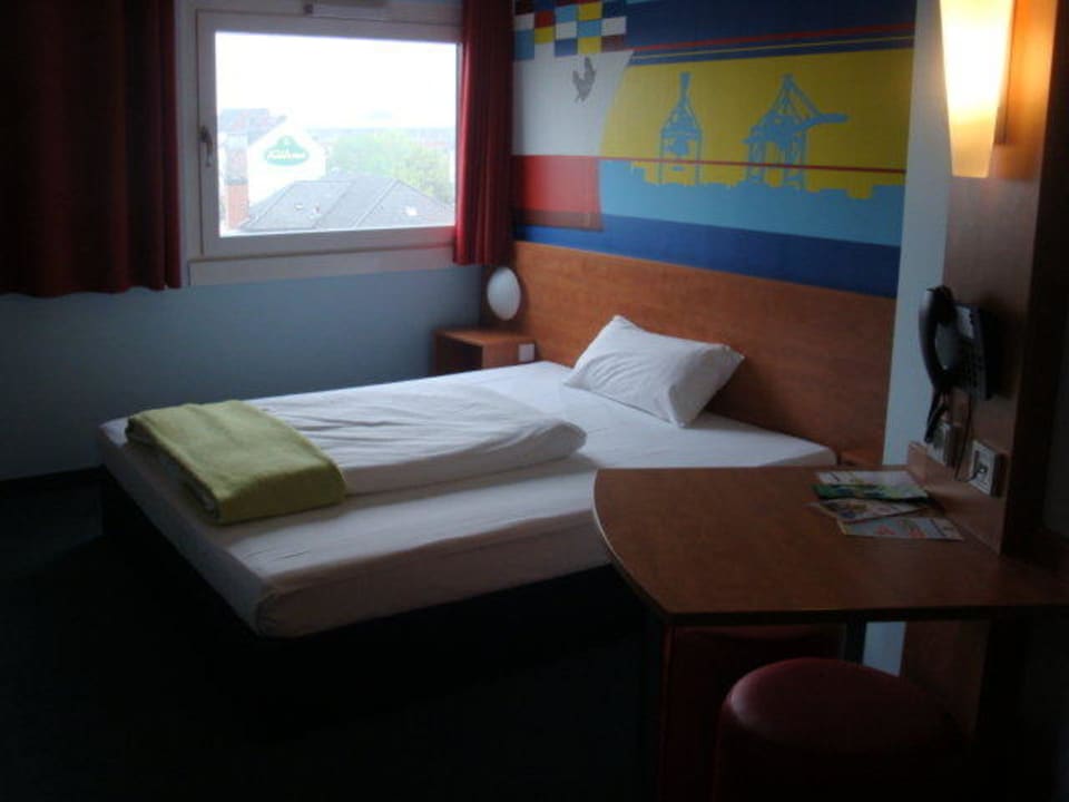 Blick von der Tür zum Fenster B&B Hotel Hamburg-Altona