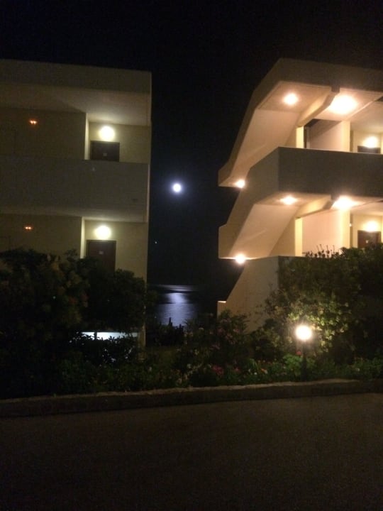 Abends zwischen zwei Gebäuden.. Hotel Kalithea Horizon Royal