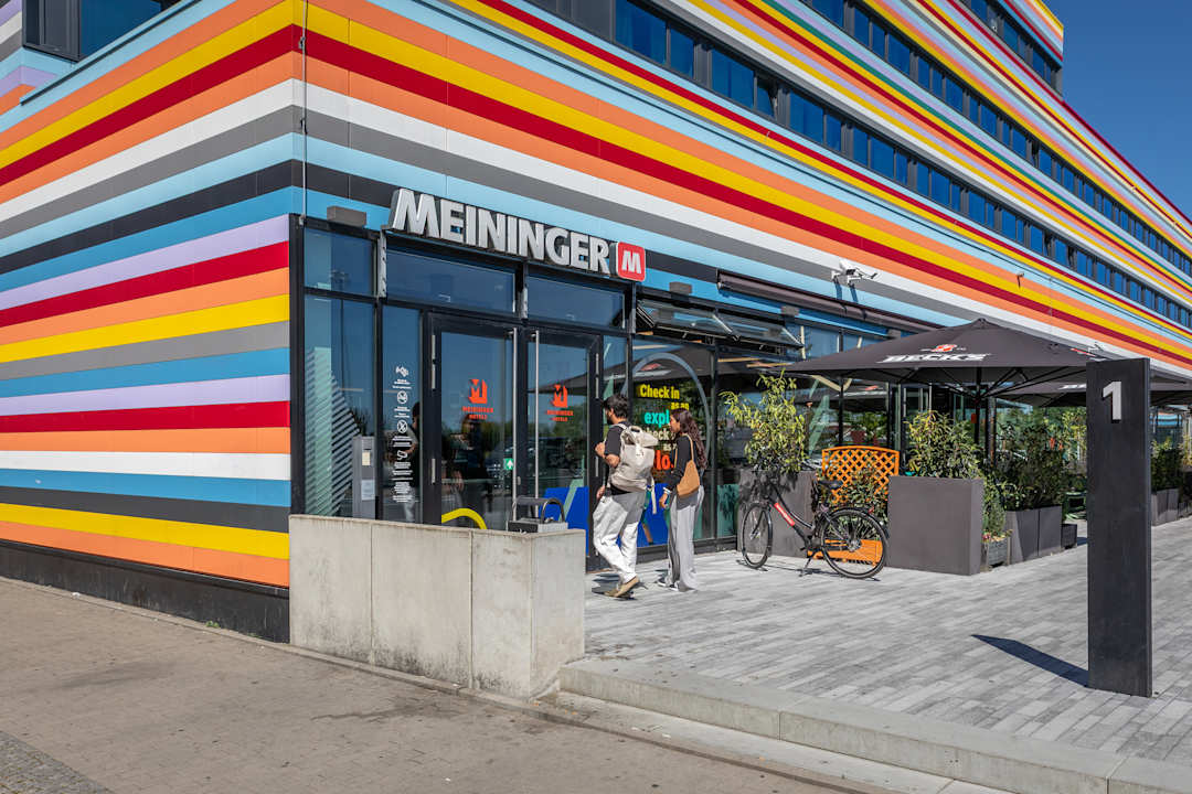 Außenansicht MEININGER Hotel Berlin Airport