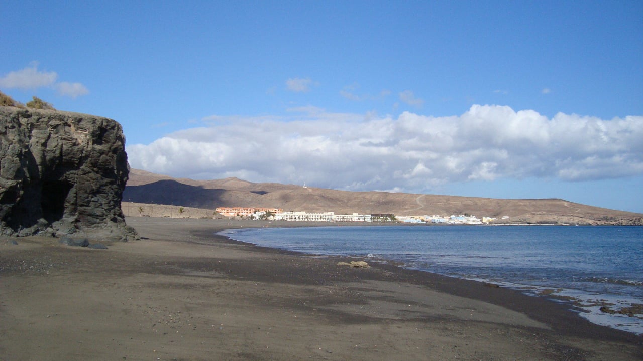 Blick vom südl. Strand auf Tarajalejo R2 Bahía Playa Design Hotel & Spa - Adults Only