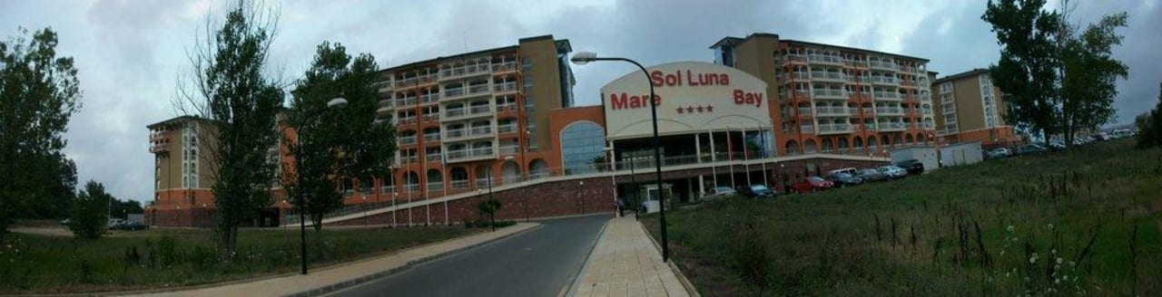 Das Hotel von vorne. Sol Luna Bay