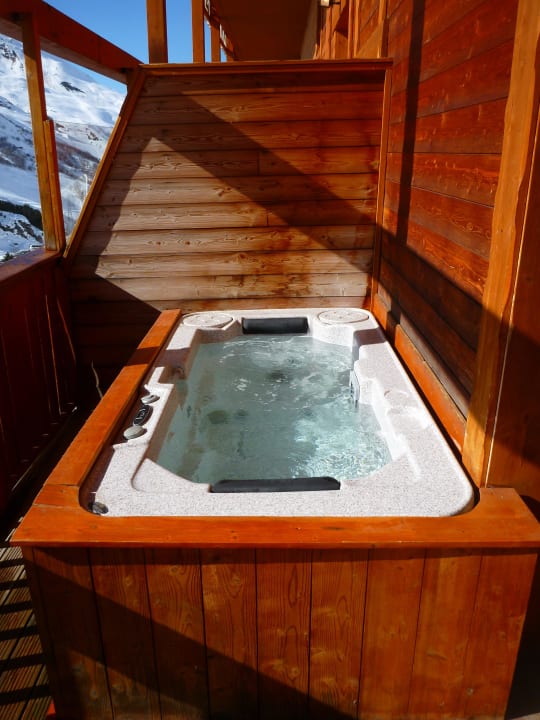 Wirlpool auf dem Balkon L'Isatis Chalet Hotel