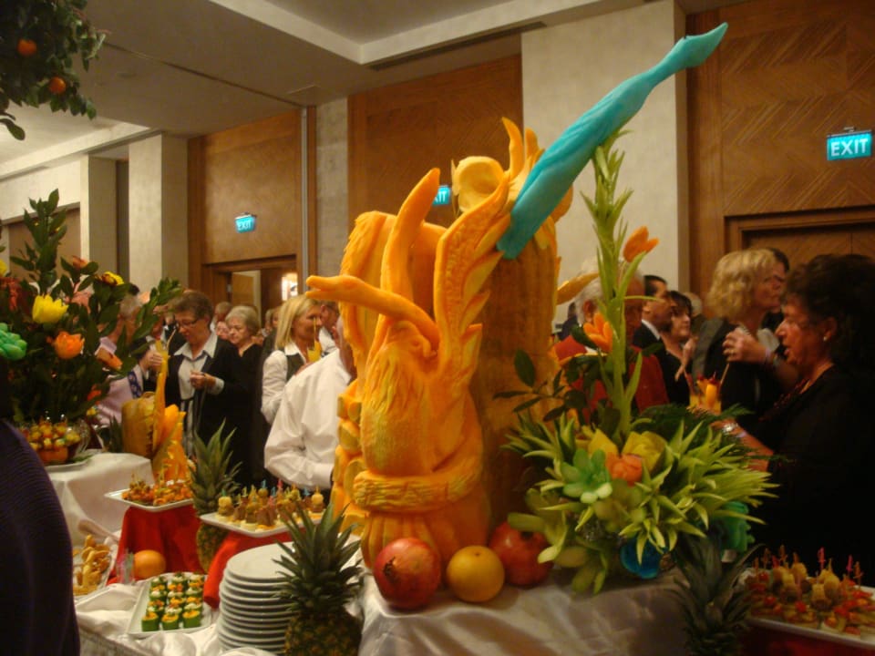 Geschnitze Deko auf dem Weihnachtsbüffet Sentido Trendy Verbena Beach