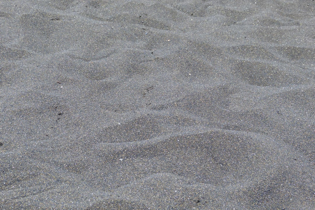 Czarny, wulkaniczny piasek na plaży Landmar Playa La Arena
