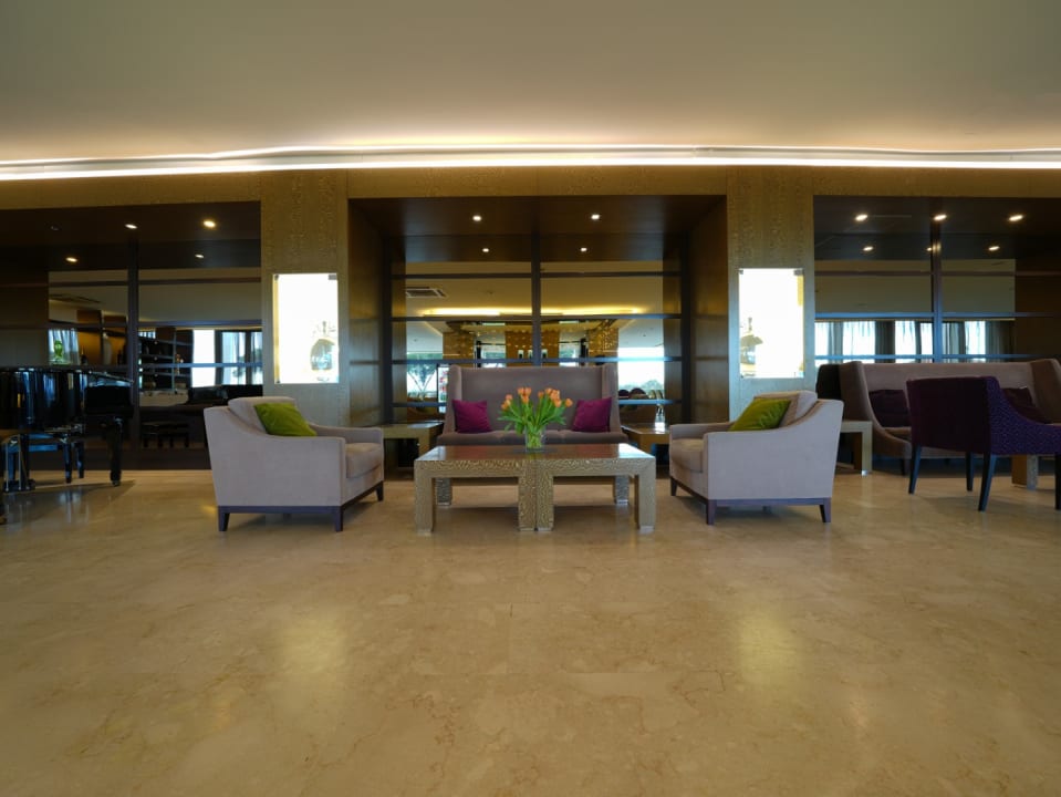 Lobby Pisa Tower Plaza