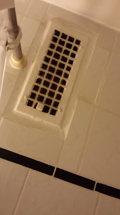 Defekte schmutzige Ventilation im Badezimmer Hotel Münchner Hof