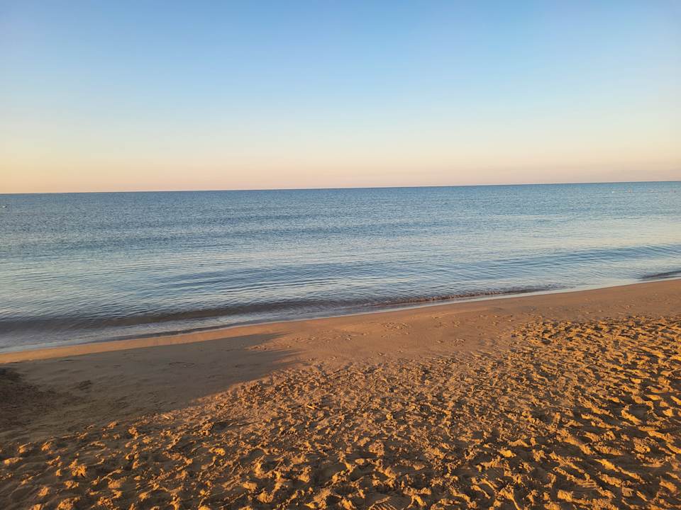 Strand Kamelya Aishen Club