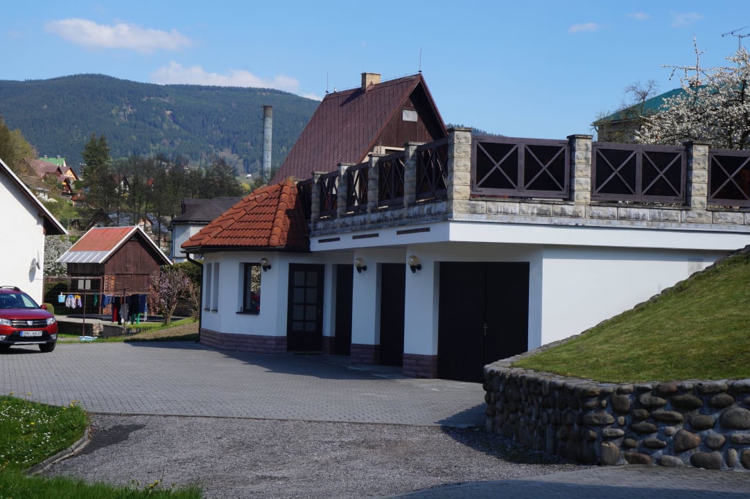 Garagen,im Hintergrund eine Ferienwohnung und Park Pension Bobes
