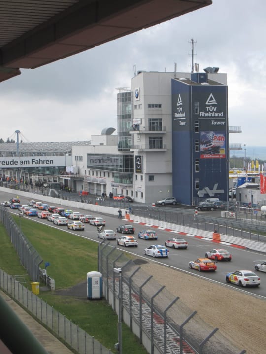 Blick auf Start- und Ziel Hotel Dorint Am Nürburgring Hocheifel