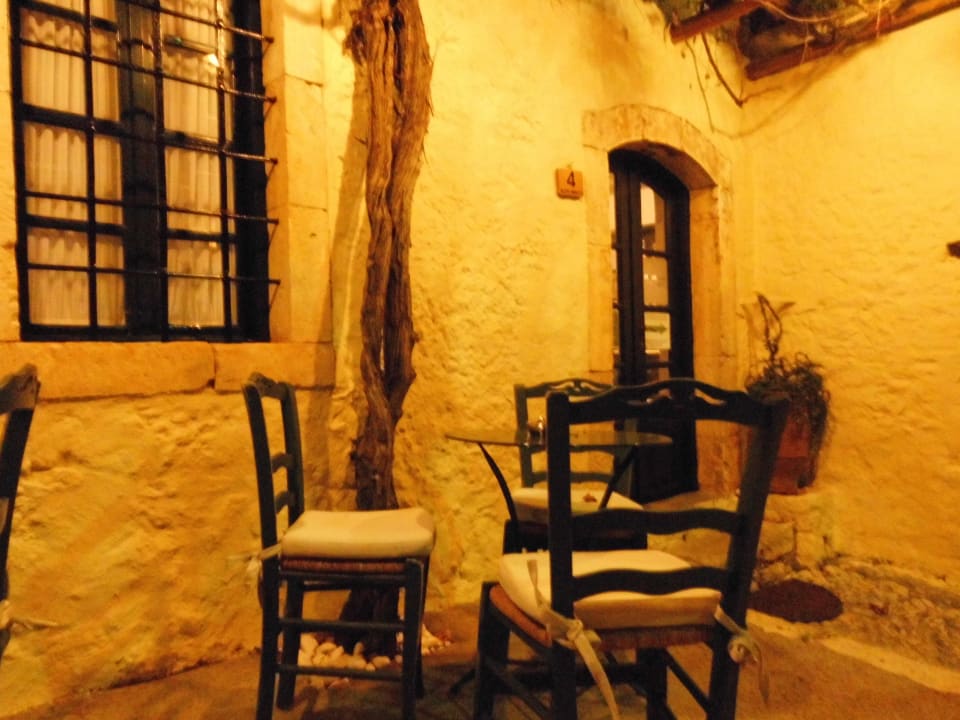 Abends vor der Anlage Koutouloufari Village Holiday Club