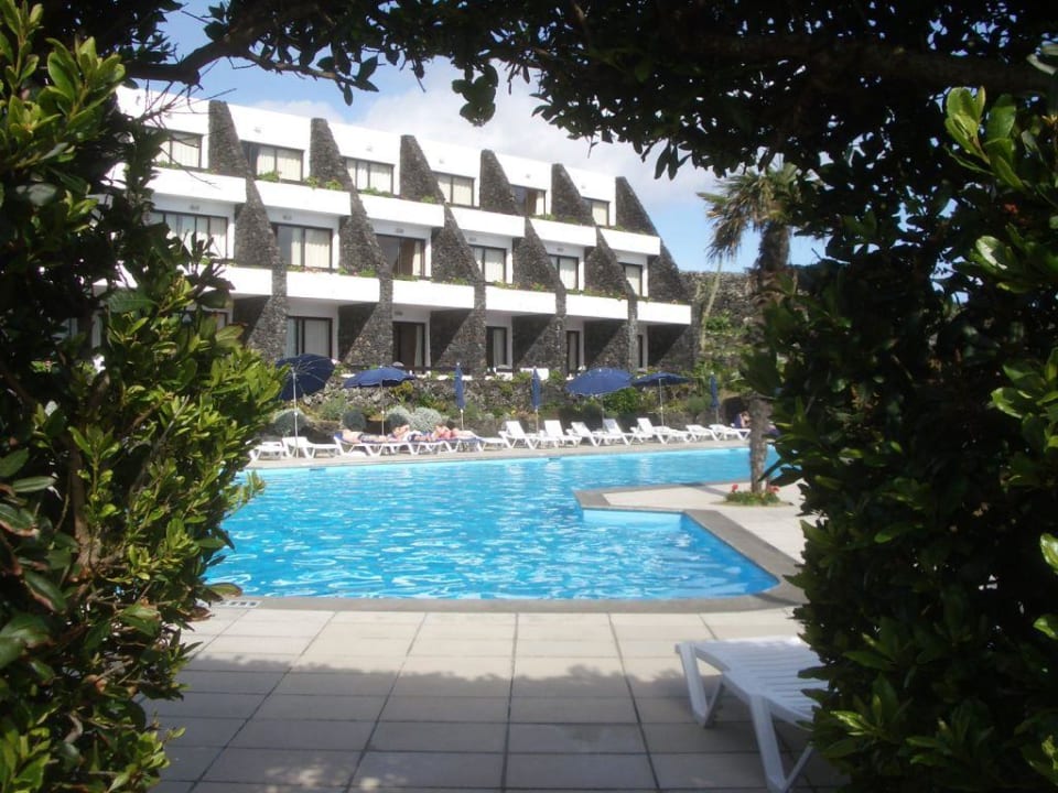 Aussenansicht mit Pool Caloura Hotel Resort