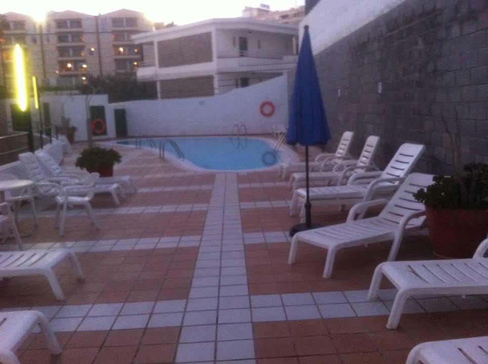 Pool mit  Liegefläche Hotel Caroni