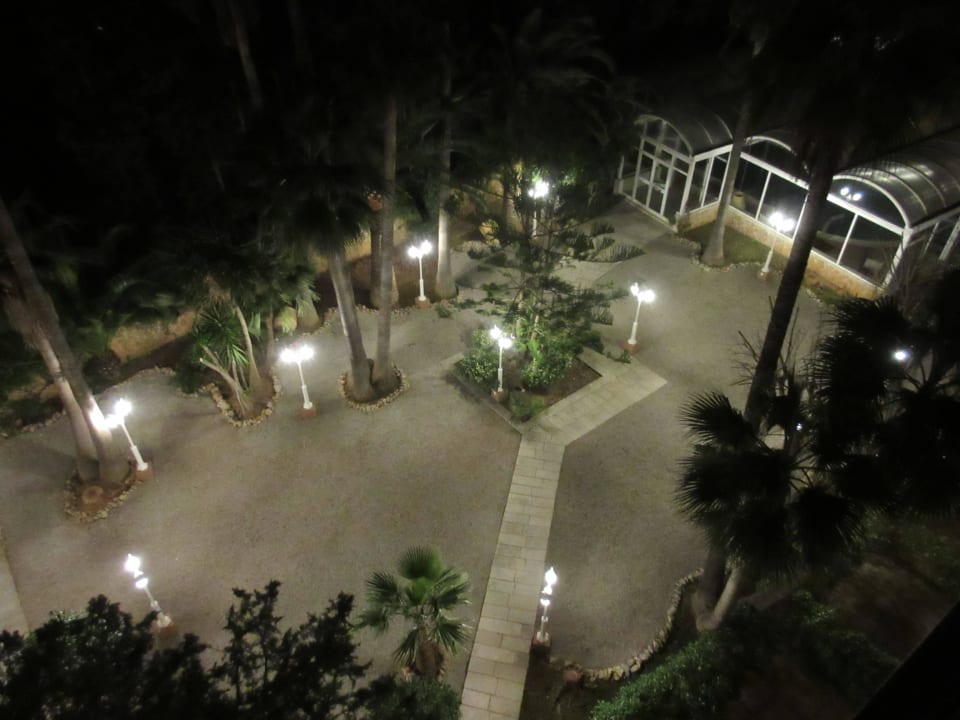 Blick vom Balkon in den Garten Valentin Somni Hotel & Suites