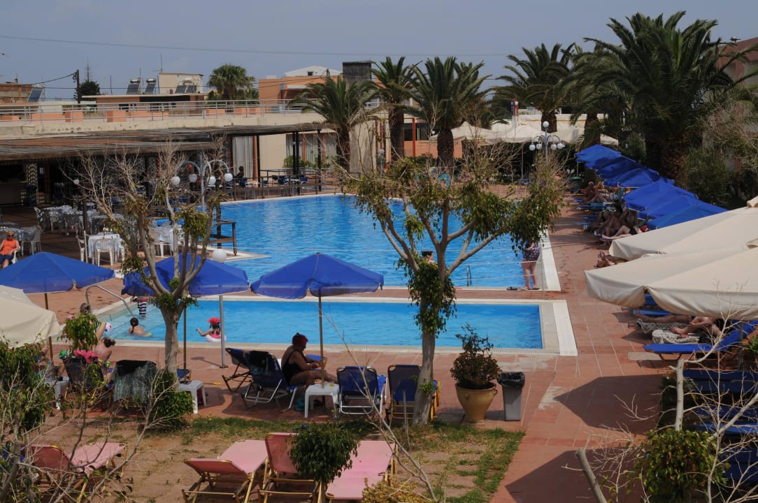 Vorne das Kinderbecken dahinter der Pool Rethymno Village