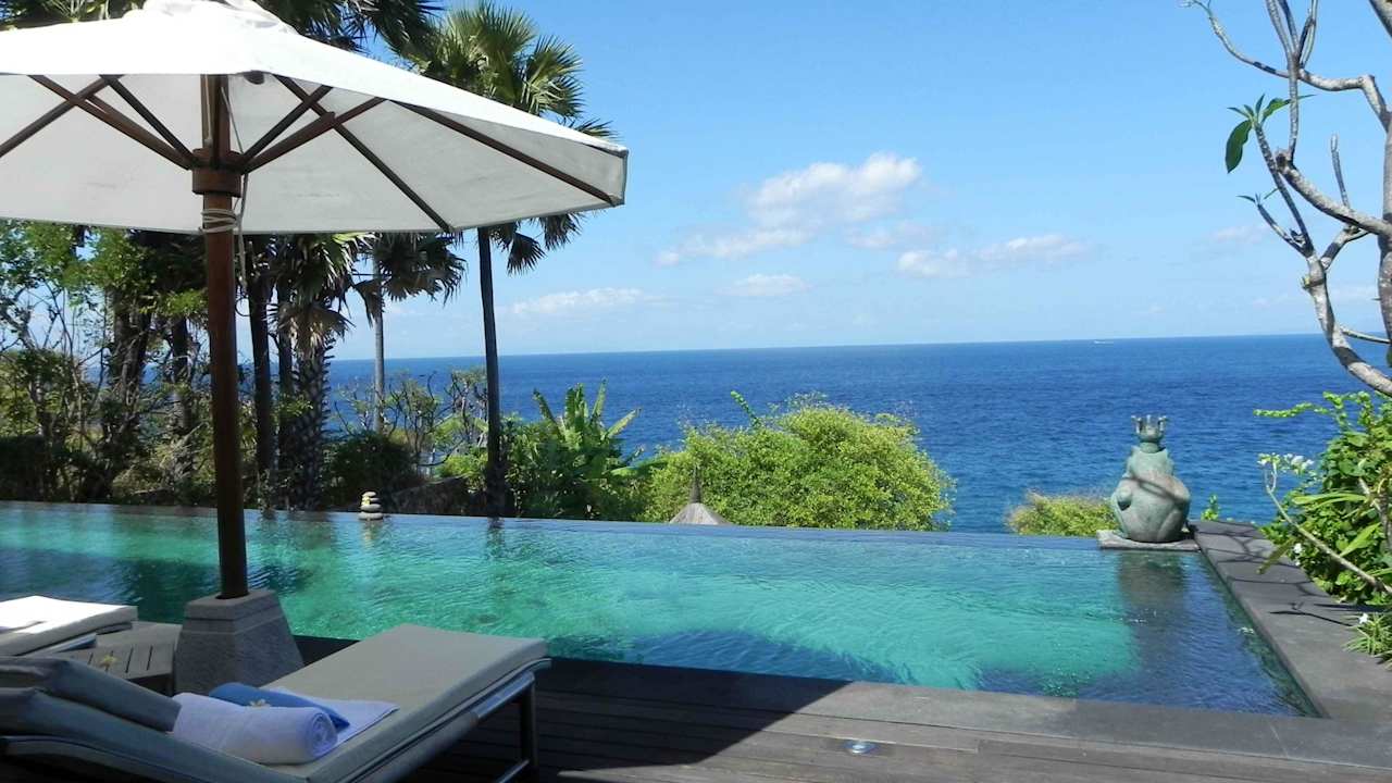 Blick vom Schlafbereich zum privaten Pool / Meer Shunyata Villas Bali