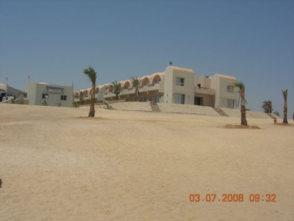 Linker Hotelflügel aus Strandsicht Three Corners Sea Beach Resort