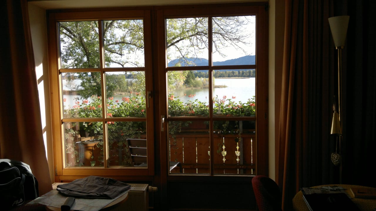 Schöner Ausblick auf den Forggen-Stausee Hotel Sommer