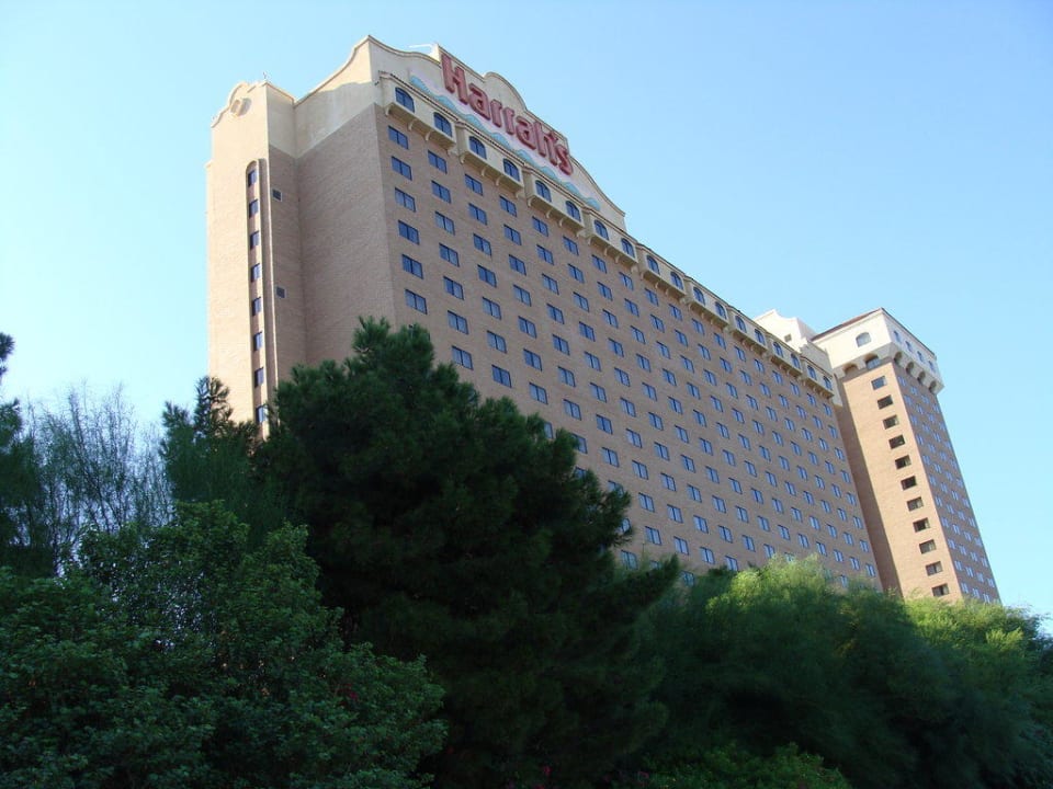 Blick vom Flussstrand Harrah's Hotel and Casino