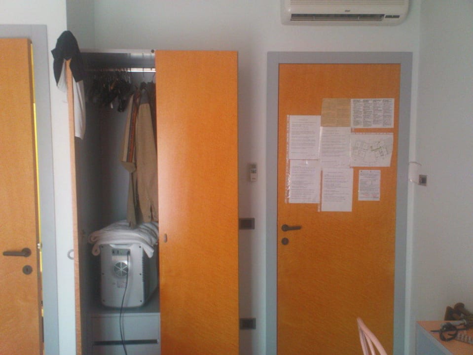 Eingangstür mit Kleiderschrank Hotel Eden