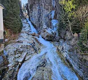 Wasserfall oberhalb der Brücke