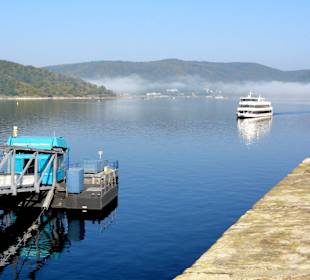 Blick über den Ederstausee von der Staumauer
