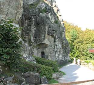 Von Oben auf das Massiv mit den Höhlen und Grotten