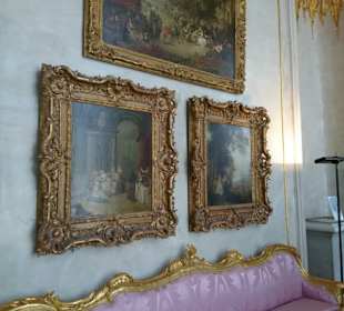 Gemälde und Barocksofa.