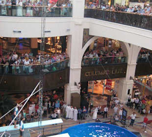 Sprünge aus 25 Höhe im Mall of the Emirates