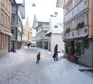 Verschneite Einkaufsstrasse