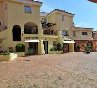 Rundgang durch die Einkaufspassage Piazetta