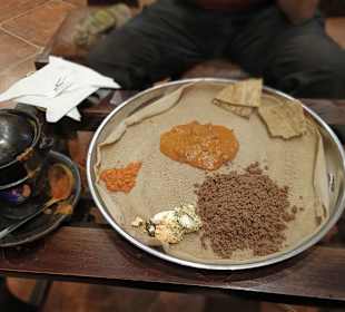 Kfto und Bozena Shiro mit Injera