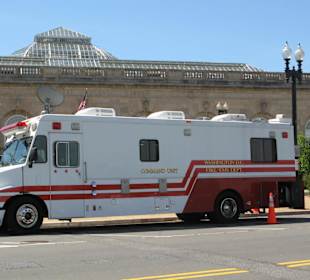 Riesige Ambulanzautos vor dem Capitol