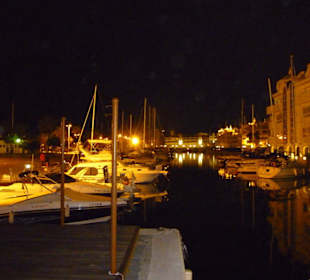 Hafen bei Nacht