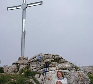 Aussicht und Gipfelkreuz verleiten zum Ausruhen!