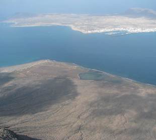 Salinen Fuße des Risco de Famara und La Graciosa