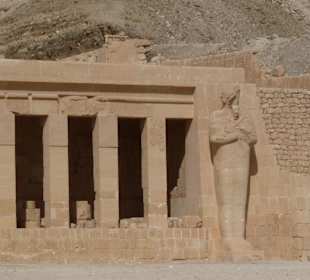 Eine Göttin vor dem Grabmal