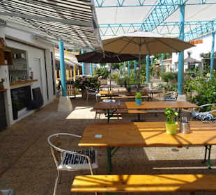 Tische vor dem "La Paëlla de la Mer"