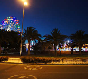 Blick auf Riesenrad vor Holiday Park