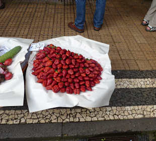 Lecker Erdbeeren in der Markthalle