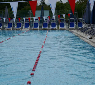 Schwimmbecken für Kraul und Rückenschwimmen