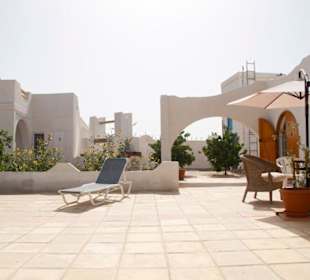 Sonnenterrasse vor der Villa Zitouna.