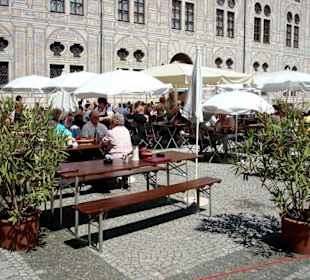 Der Innenhof der Pfälzer Weinstube