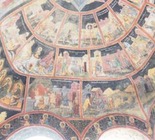 Am Eingang zur kleinen Kirche (Deckengemälde)