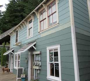 Unterwegs auf Holzstegen in der Creek Street