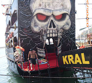 Piratenschiff im Hafen von Alanya