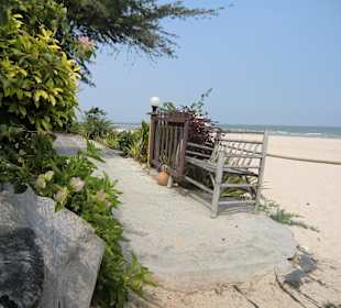 An der Strandbar ca. 1 km vom Resort The Regent Cha Am nördl