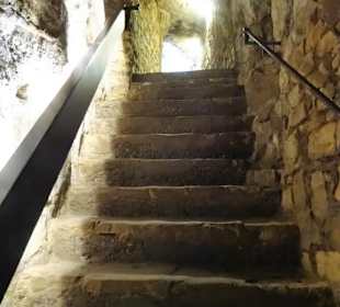 Rundgang durch die Felsgänge der Kasematten