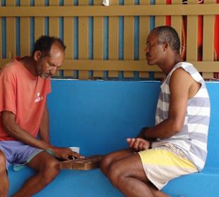 Kapverdianer beim Ouril-Spiel