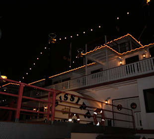 Außenansicht bei Nacht